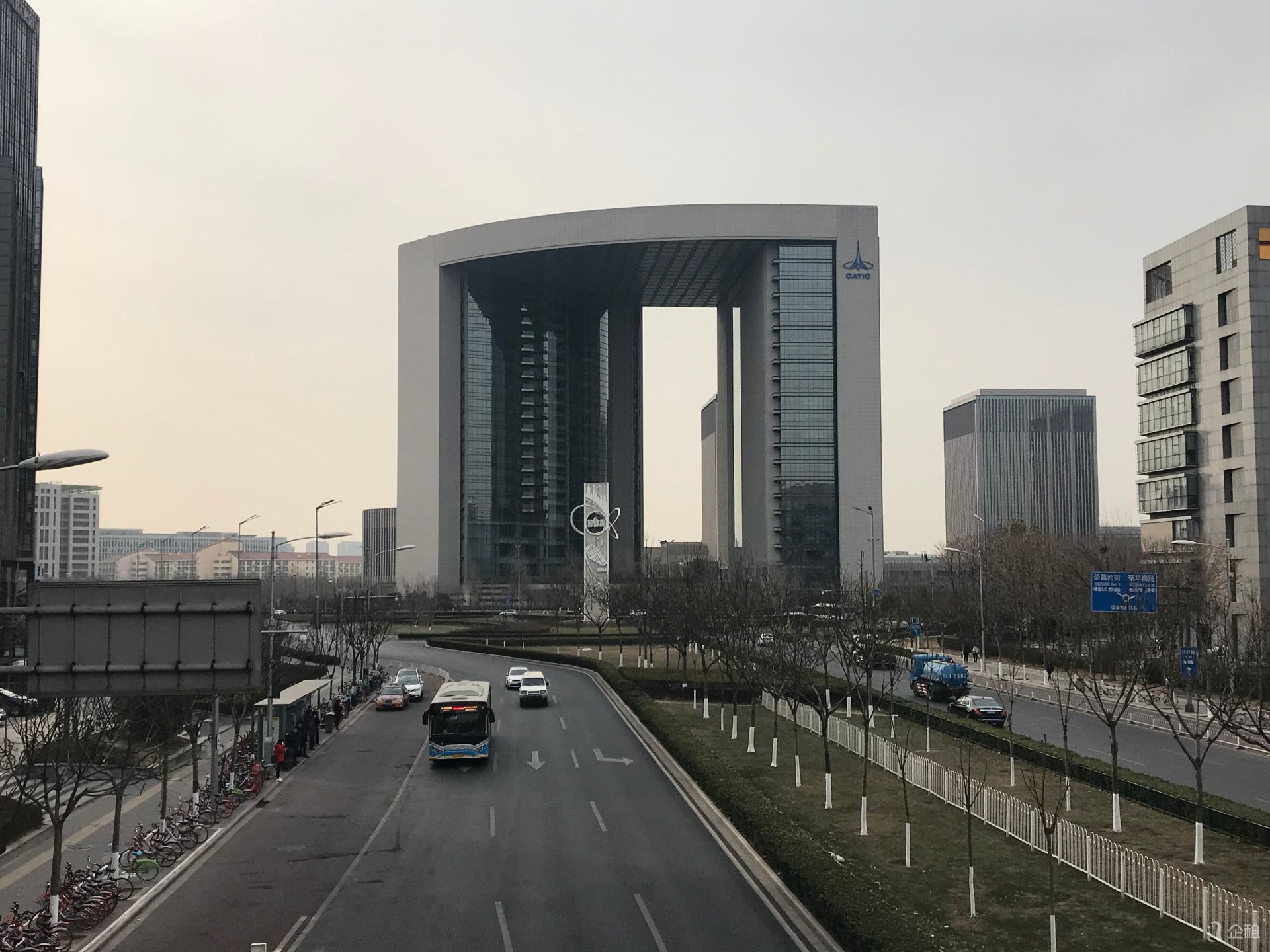 亦庄:地铁口中航技广场245平米落地窗两面采光