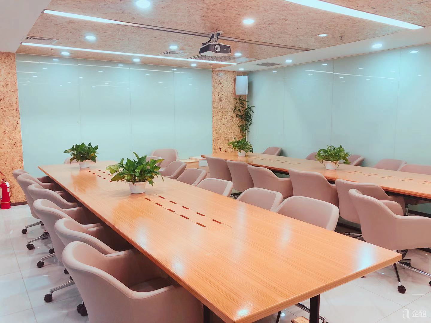 北京10人会议室出租,有投影仪和麦克风